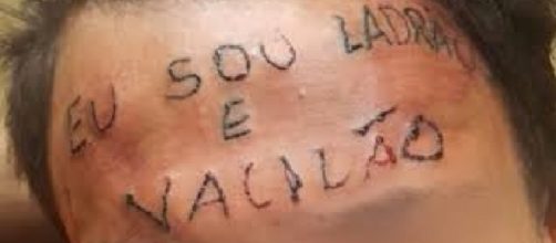 Rapaz foi tatuado com os dizeres ''eu sou ladrão e vacilão"