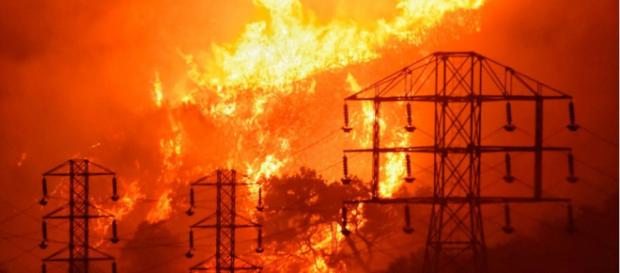 En esta foto proporcionada por el Departamento de Bomberos del Condado de Santa Bárbara, las llamas se enfocan cerca de las líneas eléctricas. En esta foto proporcionada por el Departamento de Bomberos del Condado de Santa Bárbara, las llamas se enfocan cerca de las líneas eléctricas.