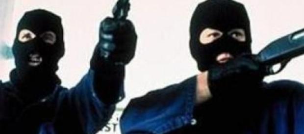 Giugliano in Campania (NA) - Rapina in pasticceria. Due Arresti Giugliano in Campania (NA) - Rapina in pasticceria. Due Arresti