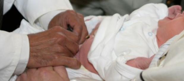 ley impondría una pena de prisión de seis años a cualquier persona culpable de "eliminar parte o la totalidad de los órganos sexuales del niño ley impondría una pena de prisión de seis años a cualquier persona culpable de "eliminar parte o la totalidad de los órganos sexuales del niño