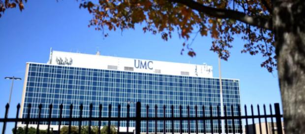 Los investigadores culpan al hospital público por el cuidado del paciente que quedó en el piso antes de morir Los investigadores culpan al hospital público por el cuidado del paciente que quedó en el piso antes de morir