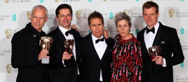 Martin McDonagh, Peter Czernin, Sam Rockwell y Graham Broadbent posan con Frances McDormand, sosteniendo sus galardones. REUTERS-Hannah Mckav. Martin McDonagh, Peter Czernin, Sam Rockwell y Graham Broadbent posan con Frances McDormand, sosteniendo sus galardones. REUTERS-Hannah Mckav.