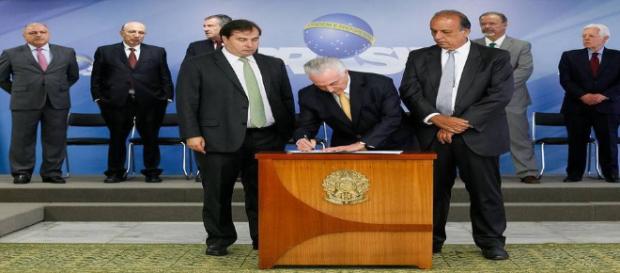 Momento da assinatura do decreto. Momento da assinatura do decreto.