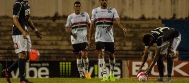 Jogadores do São Bento se preparam para lance de falta contra o Botafogo-SP Jogadores do São Bento se preparam para lance de falta contra o Botafogo-SP