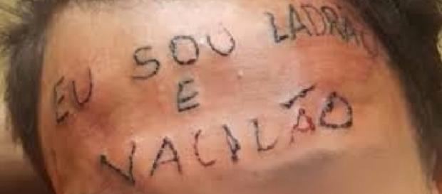 Rapaz foi tatuado com os dizeres ''eu sou ladrão e vacilão" Rapaz foi tatuado com os dizeres ''eu sou ladrão e vacilão"