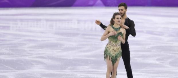 Roupa de patinadora francesa acaba falhando e seio fica à mostra Roupa de patinadora francesa acaba falhando e seio fica à mostra