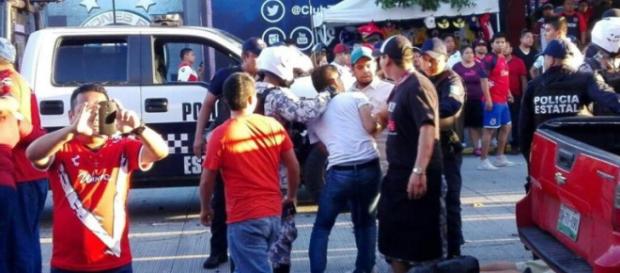 Un sobrecupo en el Estadio Luis 'Pirata' Fuente ocasionó graves problemas. Un sobrecupo en el Estadio Luis 'Pirata' Fuente ocasionó graves problemas.