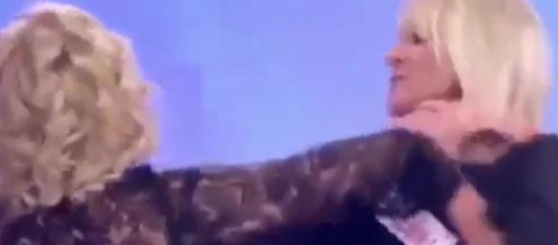 Uomini e Doone: Tina Cipollari sotto accusa Uomini e Doone: Tina Cipollari sotto accusa