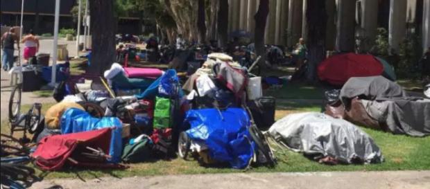Varias personas sin hogar en sus campamentos el domingo junto al río Santa Ana en Anaheim. Varias personas sin hogar en sus campamentos el domingo junto al río Santa Ana en Anaheim.