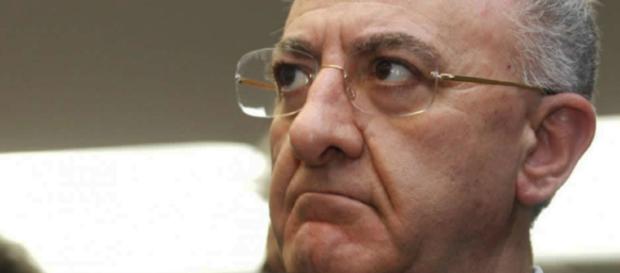 Vincenzo De Luca interviene a difesa del figlio Roberto, indagato per corruzione Vincenzo De Luca interviene a difesa del figlio Roberto, indagato per corruzione