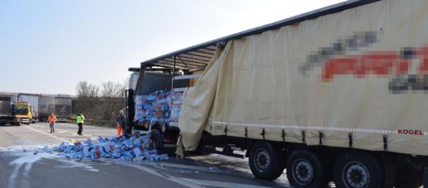 Vollsperrung nach Unfall mit Milchlaster auf A5. Foto: SinsheimTV/Buchner Vollsperrung nach Unfall mit Milchlaster auf A5. Foto: SinsheimTV/Buchner