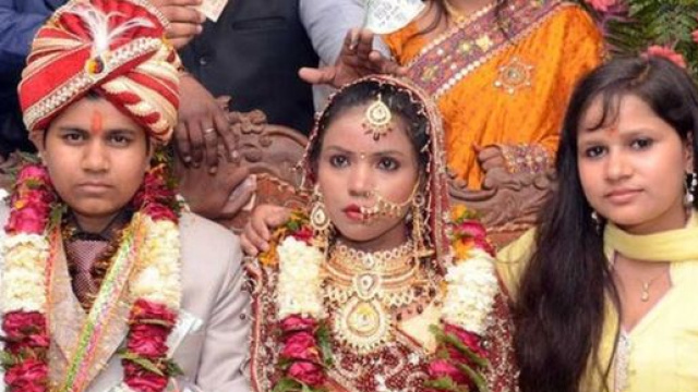 Krishna Sen (a sinistra) al matrimonio con la prima moglie