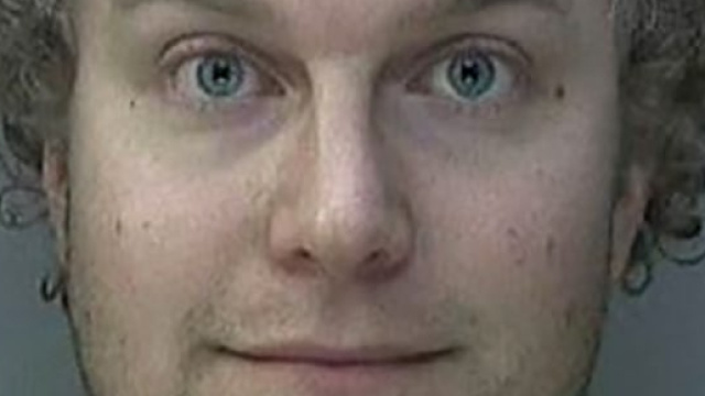 Matthew Falder, condannato in Inghilterra a 32 anni per pedofilia