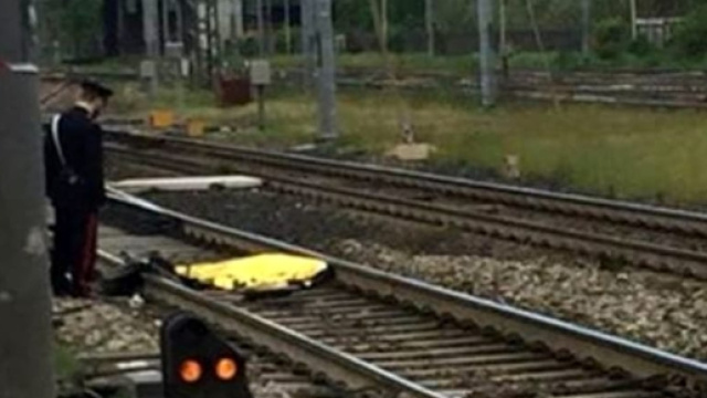 uomo travolto da un treno in transito