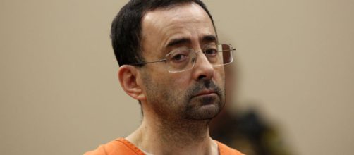 Larry Nassar attaccato fisicamente in tribunale