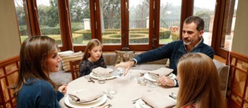 La Familia Real en escena almorzando
