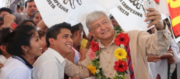 Manuel López Obrador ha sido comparado al ex-presidente de Venezuela, Hugo Chávez. Manuel López Obrador ha sido comparado al ex-presidente de Venezuela, Hugo Chávez.