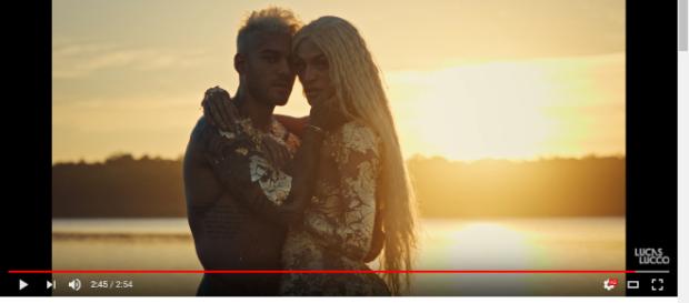 Nem na praia nem na lagoa ou cachoeira, ninguém se molha, mas terminam o clipe com lama de ouro! (Captura de vídeo) Nem na praia nem na lagoa ou cachoeira, ninguém se molha, mas terminam o clipe com lama de ouro! (Captura de vídeo)