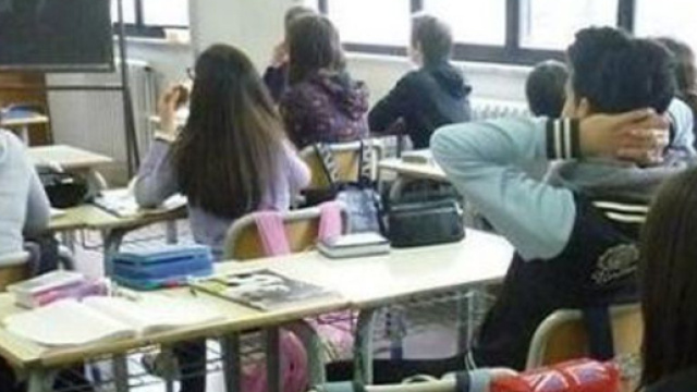 Caserta, studente accoltella insegnante