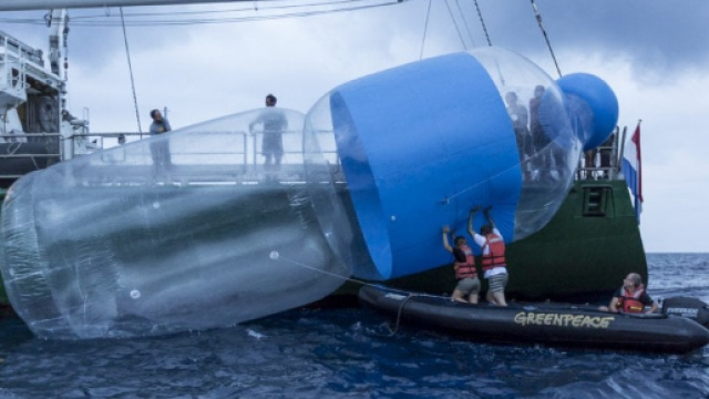 Genova, una bottiglia gigante in acqua: l'azione di Greenpeace ... - repubblica.it