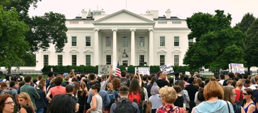 Students protest outside White House (Image Credit: Kellybdc via Wikimedia)