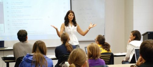 Un'insegnante durante una lezione in classe