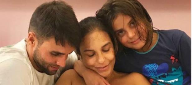 Cantora baiana compartilha momento em família com os fãs Cantora baiana compartilha momento em família com os fãs