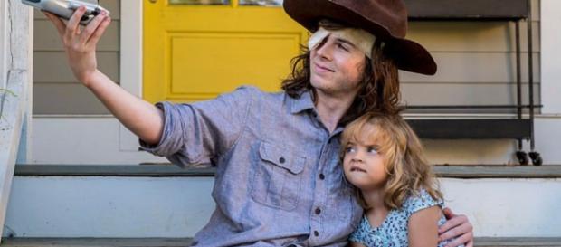 Carl e Judith, personagens de "The Walking Dead". Carl e Judith, personagens de "The Walking Dead".