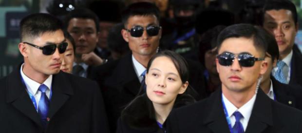El presidente surcoreano Moon Jae-in habla con Kim Yo Jong, hermana del líder norcoreano Kim Jong El presidente surcoreano Moon Jae-in habla con Kim Yo Jong, hermana del líder norcoreano Kim Jong