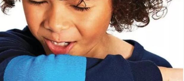 El Sneeve es una cubierta de codo desechable, útil para niños pequeños a quienes se les enseña a estornudar en los codos. El Sneeve es una cubierta de codo desechable, útil para niños pequeños a quienes se les enseña a estornudar en los codos.