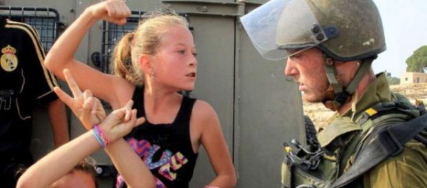Joven rubia golpea a un soldado Joven rubia golpea a un soldado