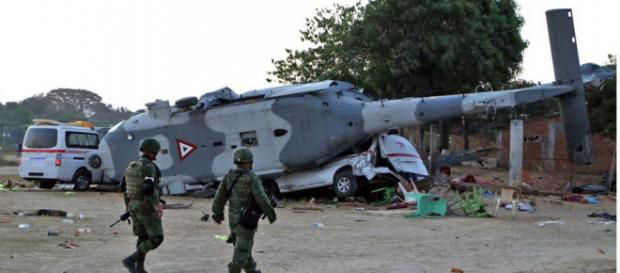 Soldados mexicanos caminan cerca de los restos de un helicóptero militar que se estrelló el viernes en el sur de México. Soldados mexicanos caminan cerca de los restos de un helicóptero militar que se estrelló el viernes en el sur de México.