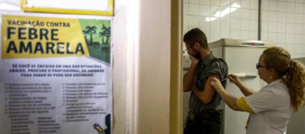 Un hombre recibe una vacuna contra la fiebre amarilla en una clínica ambulatoria en Sao Paulo en febrero. Un hombre recibe una vacuna contra la fiebre amarilla en una clínica ambulatoria en Sao Paulo en febrero.