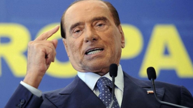 Centrodestra a caccia di parlamentari per la futura maggioranza, Berlusconi apre ai 5 stelle (Fonte: Pencil Nhok - Youtube)