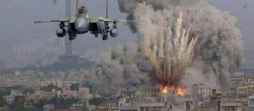 Bombardamento aereo su una città in Siria
