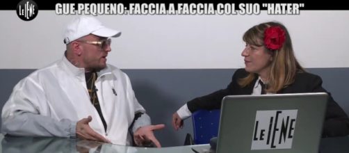 Guè Pequeno risponde all' hater che lo insulta per le sue 'tettine'