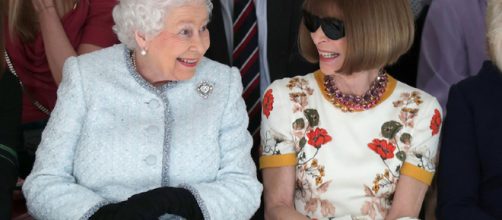 La regina Elisabetta accanto ad Anna Wintour, direttrice di Vogue (via Il post)