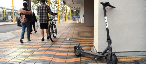 Ahora se pueden alquilar más de 1,000 scooters por tan solo un dólar o dos en Santa Monica, California. Ahora se pueden alquilar más de 1,000 scooters por tan solo un dólar o dos en Santa Monica, California.