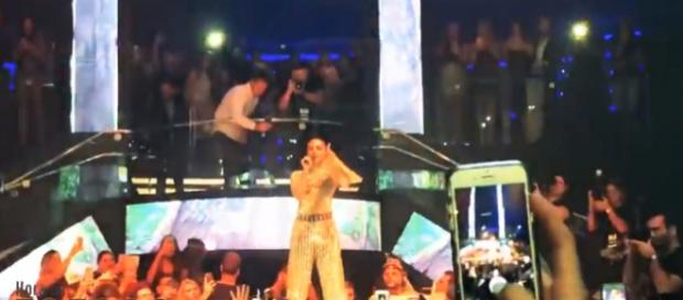 Anitta é chamada de capeta e hostilizada em Miami (Foto: WebTVBrasileira) Anitta é chamada de capeta e hostilizada em Miami (Foto: WebTVBrasileira)