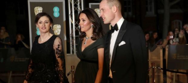 Kate Middleton causa revuelo por no vestir de negro en los BAFTA Kate Middleton causa revuelo por no vestir de negro en los BAFTA