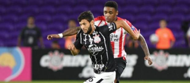 Com possível lesão de Capixaba, Corinthians tenta contratar novo lateral-esquerdo Com possível lesão de Capixaba, Corinthians tenta contratar novo lateral-esquerdo