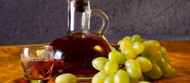 El vino no solamente se produce de la uva. El vino no solamente se produce de la uva.