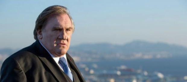 Gérard Depardieu en una imagen de la serie 'Marsella', con la ciudad al fondo. Gérard Depardieu en una imagen de la serie 'Marsella', con la ciudad al fondo.