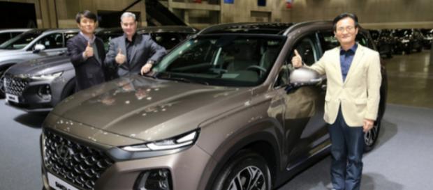 Hyundai Motor Luke Dongkol Volke (izquierda) y el vicepresidente Lee Kwang-Kook presentarán el nuevo Santa Fe. Hyundai Motor Luke Dongkol Volke (izquierda) y el vicepresidente Lee Kwang-Kook presentarán el nuevo Santa Fe.
