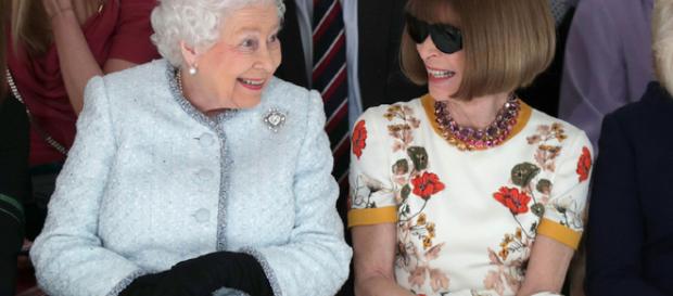 La regina Elisabetta accanto ad Anna Wintour, direttrice di Vogue (via Il post) La regina Elisabetta accanto ad Anna Wintour, direttrice di Vogue (via Il post)