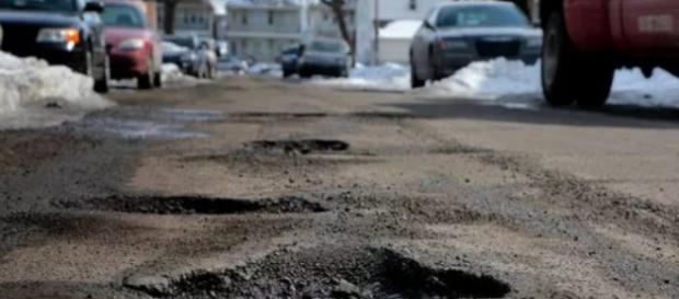 Los baches están dispersos a lo largo de Charest Street en Hamtramck, Michigan. Los baches están dispersos a lo largo de Charest Street en Hamtramck, Michigan.