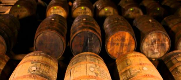 Los barriles de whisky están siendo añejados en uno de los almacenes de barriles en la destilería Jack Daniel's en Lynchburg. Los barriles de whisky están siendo añejados en uno de los almacenes de barriles en la destilería Jack Daniel's en Lynchburg.
