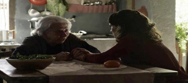 Mercedes faz revelação para Clara (Foto: Divulgação TV Globo) Mercedes faz revelação para Clara (Foto: Divulgação TV Globo)