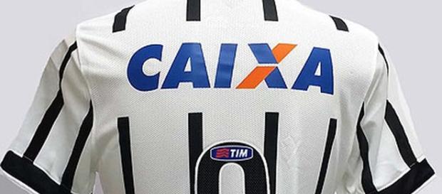 O jogador já veste a camisa do Timão na assinatura de contrato O jogador já veste a camisa do Timão na assinatura de contrato