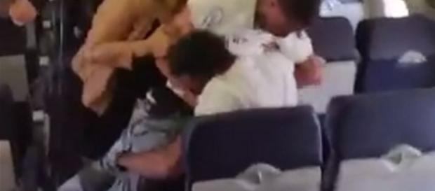 Rissa in aereo per eccessive flatulenze, atterraggio di emergenza Rissa in aereo per eccessive flatulenze, atterraggio di emergenza